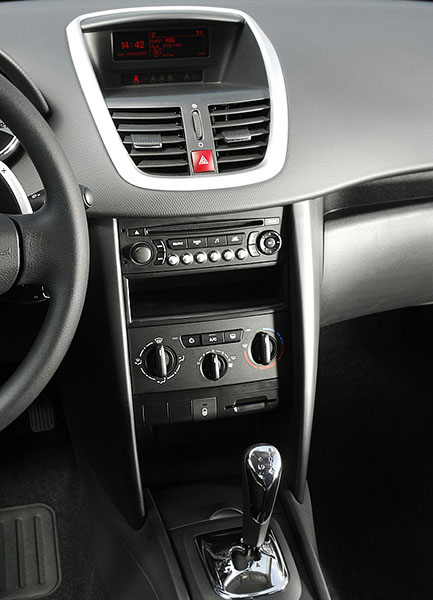 DASHBOARD OF PEUGEOT 207 